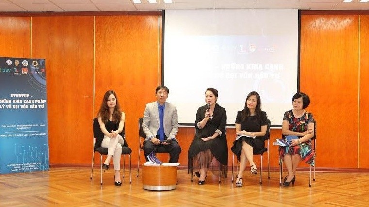 Các diễn giả trong buổi tọa đàm đầu tiên với chủ đề “Startup Việt – Gọi vốn” sáng 28/9. Từ trái qua phải: Lê Hàn Tuệ Lâm – Giám đốc Việt Nam của Quỹ Nextrans Hàn Quốc; PGS.TS Trần Văn Nam, Trưởng Khoa Luật, Đại học Kinh tế Quốc dân (đồng chủ trì); Nguyễn 