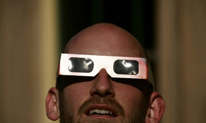 Kính quan sát nhật thực an toàn cho đôi mắt. Ảnh: Internet Kính quan sát nhật thực an toàn cho đôi mắt. Ảnh: Internet