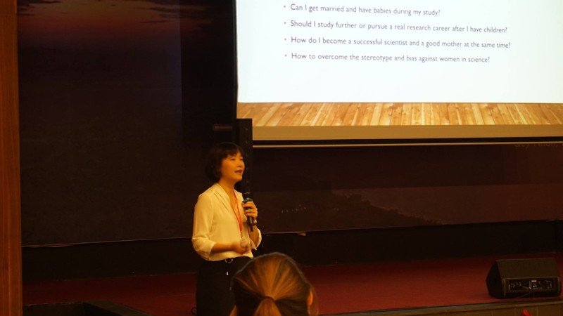 TS. Lê Minh trong một cuộc nói chuyện. Ảnh: VSSS.