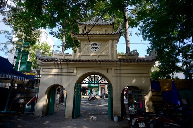 Cổng chính nằm trên đường Trần Hưng Đạo. Ảnh: Dân trí