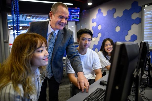 Sinh viên một trường ĐH đang học tại TP HCM đang trao đổi với giảng viên. Ảnh: Khám phá Sinh viên một trường ĐH đang học tại TP HCM đang trao đổi với giảng viên. Ảnh: Khám phá