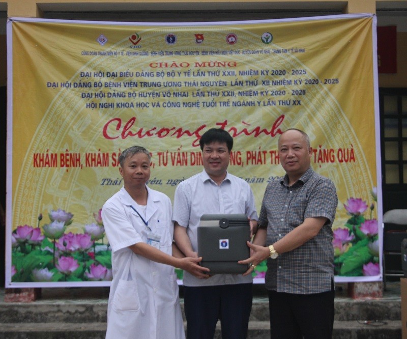 BS. Nguyễn Công Sinh (ngoài cùng bên phải) – Phó Vụ trưởng Vụ kế hoạch - tài chính (Bộ Y tế) trao trang thiết bị vật tư y tế cho trạm Y tế xã Bình Long và Trung tâm Y tế huyện Võ Nhai. Ảnh: Quỳnh Phạm BS. Nguyễn Công Sinh (ngoài cùng bên phải) – Phó Vụ trưởng Vụ kế hoạch - tài chính (Bộ Y tế) trao trang thiết bị vật tư y tế cho trạm Y tế xã Bình Long và Trung tâm Y tế huyện Võ Nhai. Ảnh: Quỳnh Phạm