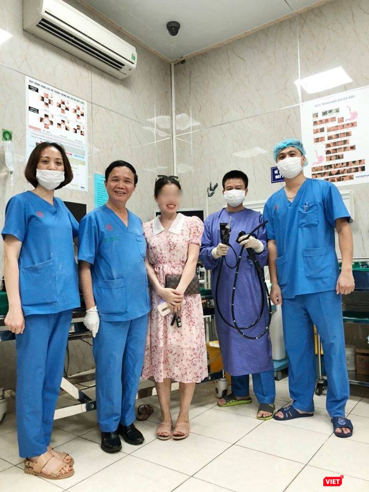 Các bác sĩ áp dụng kỹ thuật dùng thòng lọng và kìm lấy lấy dị vật cho bệnh nhân. Ảnh: BVCC