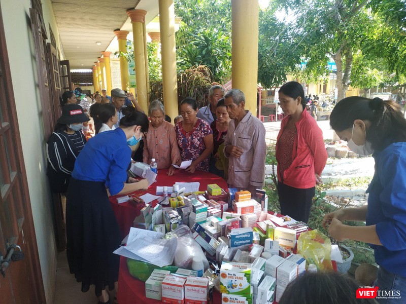 Ngoài khám bệnh, chương trình còn phát thuốc và tặng quà cho các hộ gia đình có công với cách mạng, hộ nghèo, gia đình có hoàn cảnh khó khăn Ngoài khám bệnh, chương trình còn phát thuốc và tặng quà cho các hộ gia đình có công với cách mạng, hộ nghèo, gia đình có hoàn cảnh khó khăn