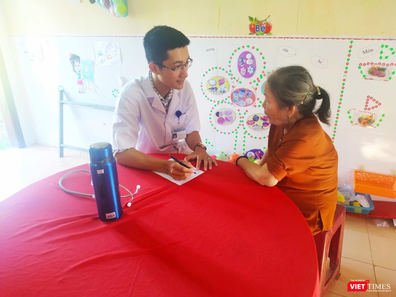 Bác sĩ ân cần hỏi han, tư vấn sức khỏe cho người dân Bác sĩ ân cần hỏi han, tư vấn sức khỏe cho người dân