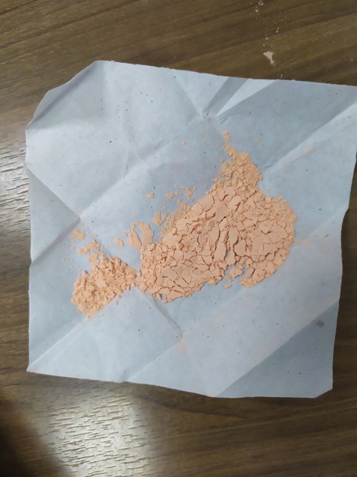 Gói thuốc cam gia đình đã dùng để đánh tưa lưỡi cho em bé 3 tháng tuổi. Ảnh: Bệnh viện cung cấp