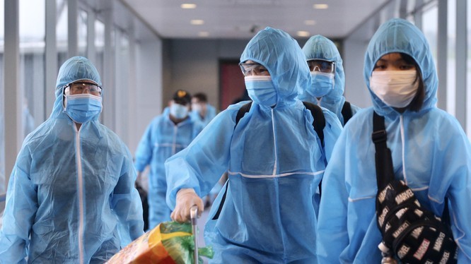 Các hành khách xuống sân bay Tân Sơn Nhất vào chiều 13/8. Ảnh: Vietnamnet