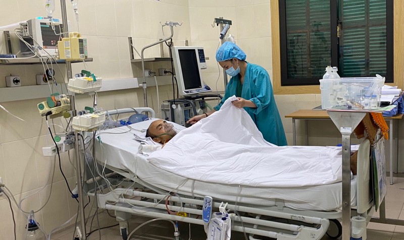 Bệnh nhân N.Q.T, 33 tuổi, ở Thanh Hóa được chăm sóc tích cực tại Trung tâm Tim mạch và lồng ngực (BV Hữu nghị Việt Đức). Ảnh: BVCC
