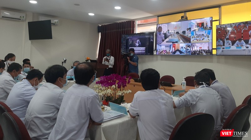 Các bác sĩ BV Nhi đồng 1 kết nối trực tuyến với BV tuyến dưới. (Ảnh: Nguyễn Trăm)