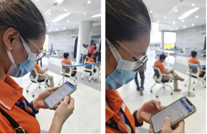Người dân đọc tin nhắn và kiểm tra thông tin trước khi tiêm. Ảnh: SYT TP.HCM
