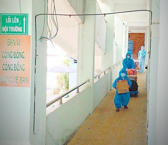 Bé trai 5 tuổi cùng mẹ lên đường chuyển BV Nhi Đồng Thành Phố điều trị COVID-19 sau khi cả hai mẹ con có kết quả dương tính. Ảnh: Trung tâm Y tế quận Gò Vấp Bé trai 5 tuổi cùng mẹ lên đường chuyển BV Nhi Đồng Thành Phố điều trị COVID-19 sau khi cả hai mẹ con có kết quả dương tính. Ảnh: Trung tâm Y tế quận Gò Vấp