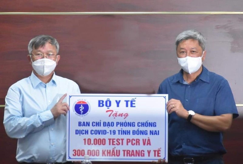 Bộ Y tế tặng tỉnh Đồng Nai 10 nghìn bộ sinh phẩm xét nghiệm PCR và 300 nghìn khẩu trang y tế. Ảnh: Khôi Nguyễn