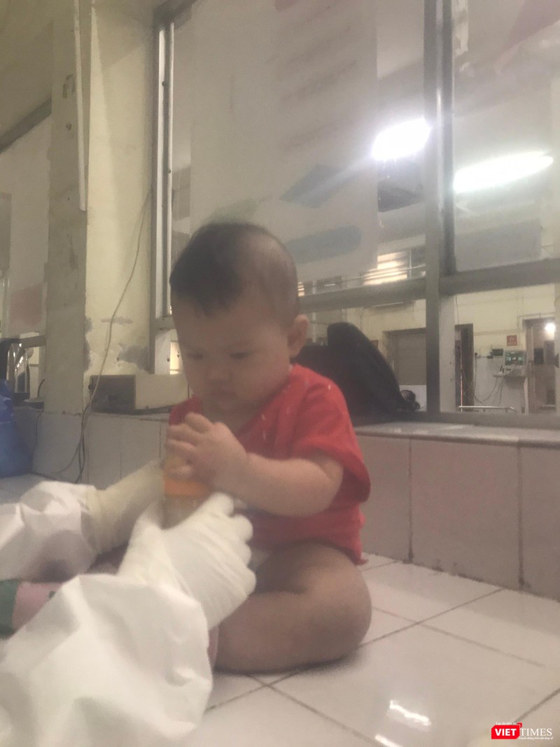 Em bé 7 tháng tuổi nhiễm COVID-19 được các bác sĩ . Ảnh: NVCC Em bé 7 tháng tuổi nhiễm COVID-19 được các bác sĩ . Ảnh: NVCC