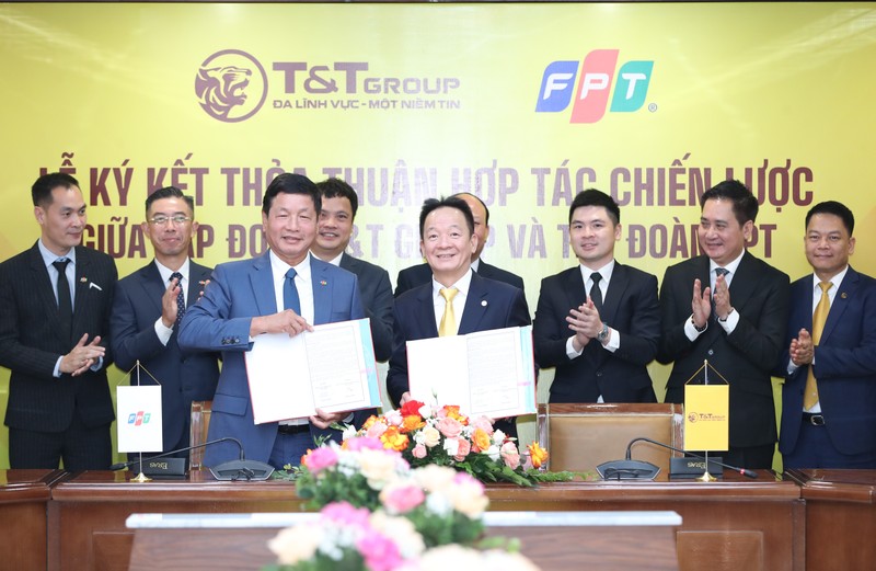 Ông Đỗ Quang Hiển, Chủ tịch Ủy ban Chiến lược T&T Group (phải) và ông Trương Gia Bình, Chủ tịch HĐQT FPT (trái) ký kết thỏa thuận hợp tác chiến lược giữa hai tập đoàn. Anh 1.jpeg