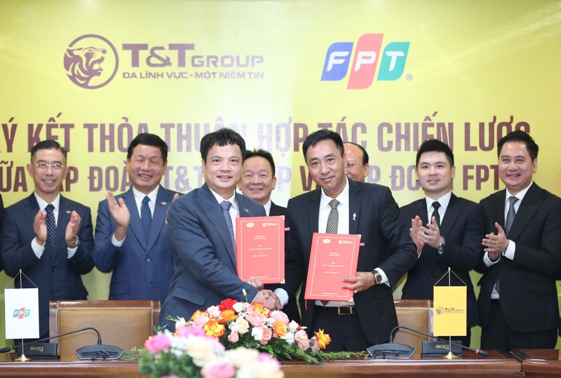 Ông Nguyễn Anh Tuấn, Phó Tổng Giám đốc T&T Group (bên phải) và ông Nguyễn Văn Khoa, Tổng Giám đốc FPT (trái) trao thỏa thuận hợp tác đầu tư dự án T&T City Millennia. Anh 2.jpeg