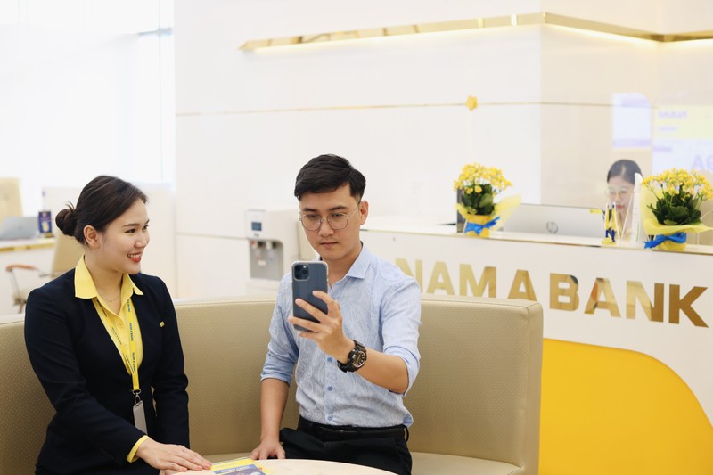 Dịp lễ này, khách hàng có thể ngồi tại nhà thực hiện thoải mái hầu hết các giao dịch ngân hàng. Hinh OPS 1.jpg