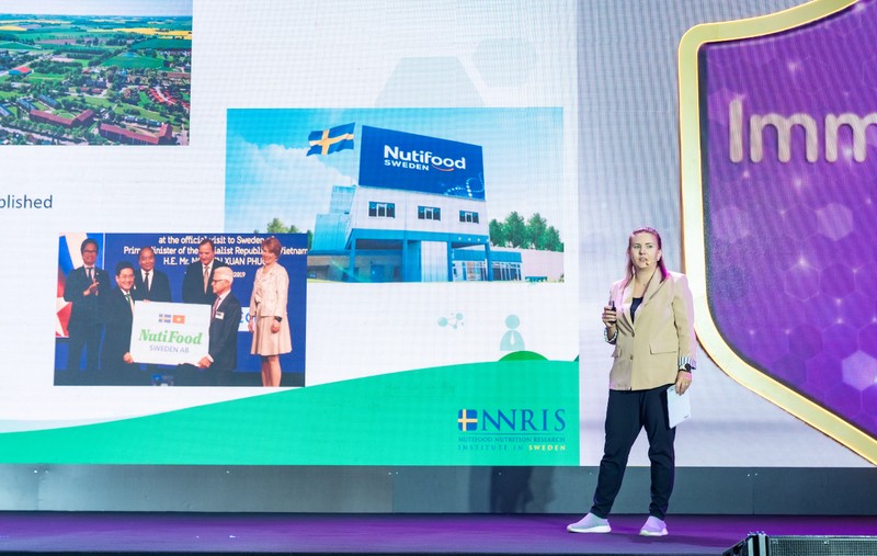 Bà Ylva Minör - Giám Đốc Nghiên cứu Phát triển Nutifood Sweden AB và Giám đốc Viện Nghiên cứu Dinh dưỡng Nutifood Thụy Điển NNRIS trình bày tại sự kiện Ilva Minor 4.jpg