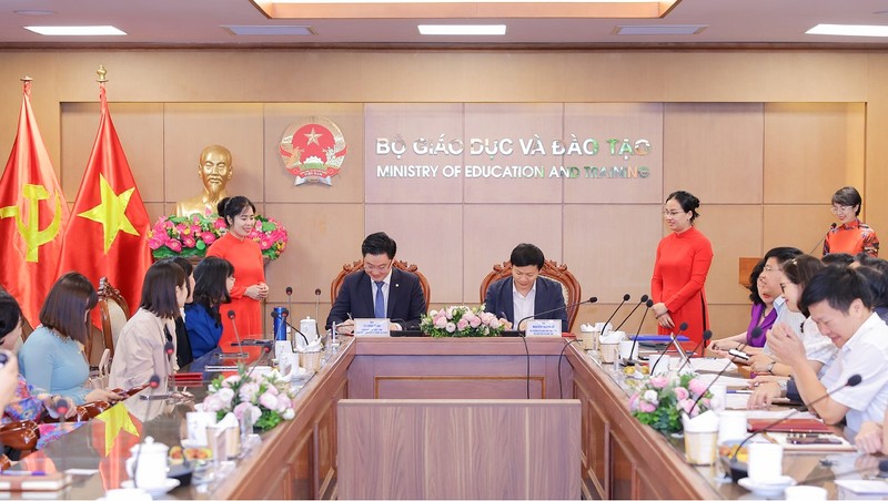 Ông Nguyễn Thanh Đề, Vụ trưởng Vụ Giáo dục thể chất và ông Lý Minh Tuấn, Giám đốc Quỹ Thiện Tâm ký kết thoả thuận hợp tác Ông Nguyễn Thanh Đề, Vụ trưởng Vụ Giáo dục thể chất và ông Lý Minh Tuấn, Giám đốc Quỹ Thiện Tâm ký kết thoả thuận hợp tác.jpeg