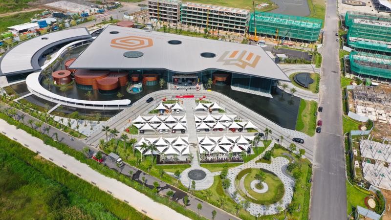 Masterise Homes chính thức giới thiệu Sales Gallery kiêm lifestyle hub lớn nhất Việt Nam với quy mô lên đến 10.000 m2. Masterise Homes chính thức giới thiệu Sales Gallery kiêm lifestyle hub lớn nhất Việt Nam với quy mô lên đến 10.000 m2.