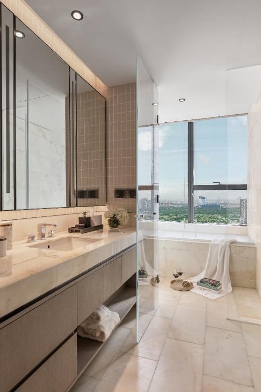 Phòng tắm master trong căn hộ hàng hiệu Marriott được bao trùm trong đá cẩm thạch sang trọng. Phòng tắm master trong căn hộ hàng hiệu Marriott được bao trùm trong đá cẩm thạch sang trọng.