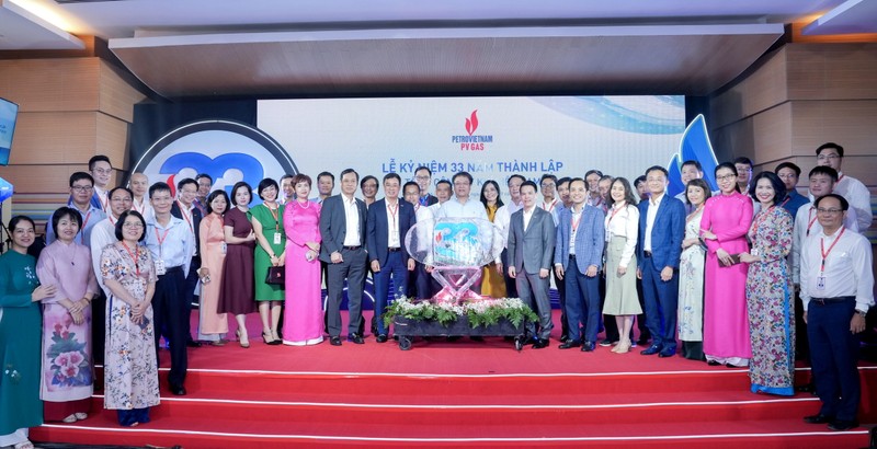 Tập thể Lãnh đạo, đại diện các tổ chức đoàn thể và người lao động PV GAS cùng thể hiện sức mạnh tập thể, chia sẻ niềm vui đến toàn thể Tổng công ty Tập thể Lãnh đạo, đại diện các tổ chức đoàn thể và người lao động PV GAS cùng thể hiện sức mạnh tập thể, chia sẻ niềm vui đến toàn thể Tổng công ty