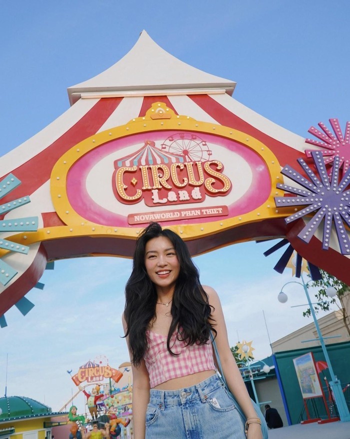 Hà Trúc vô cùng thích thú với công viên Circus Land kiểu Mỹ Hà Trúc vô cùng thích thú với công viên Circus Land kiểu Mỹ