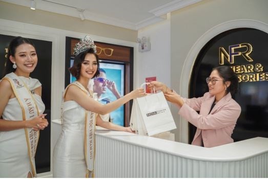Hoa hậu Nông Thúy Hằng cho biết chuỗi shophouse rất tiện lợi, đáp ứng được nhu cầu mua sắm của mọi du khác. (Nguồn: Ban tổ chức) Hoa hậu Nông Thúy Hằng cho biết chuỗi shophouse rất tiện lợi, đáp ứng được nhu cầu mua sắm của mọi du khác. (Nguồn: Ban tổ chức)