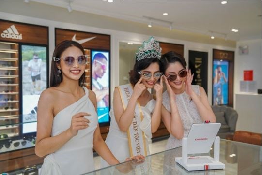 Các người đẹp chọn mua kính mát cho chuyến khám phá tại NovaWorld Ho Tram. (Nguồn: Ban tổ chức) Các người đẹp chọn mua kính mát cho chuyến khám phá tại NovaWorld Ho Tram. (Nguồn: Ban tổ chức)