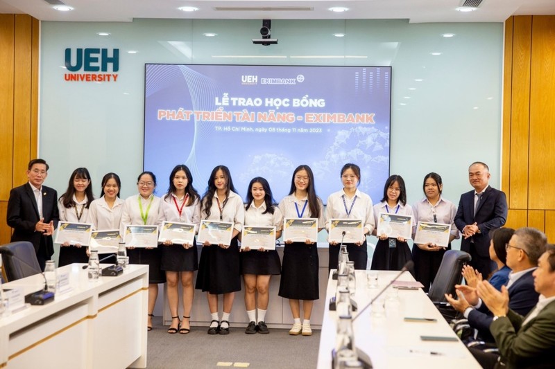 Đại diện Eximbank, ông Phạm Quang Dũng – Thành viên HĐQT (ngoài cùng bên phải) cùng GS.TS Sử Đình Thành – Hiệu trưởng UEH (ngoài cùng bên trái) trao học bổng cho các em sinh viên tại sự kiện. uuuu.jpg