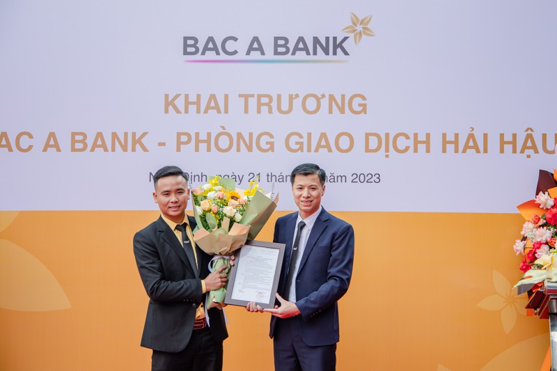 Ông Bùi Xuân Hùng, Giám đốc Chi nhánh Nam Định, trao quyết định thành lập cho GĐ PGD Hải Hậu 0I9A8040-min.jpg