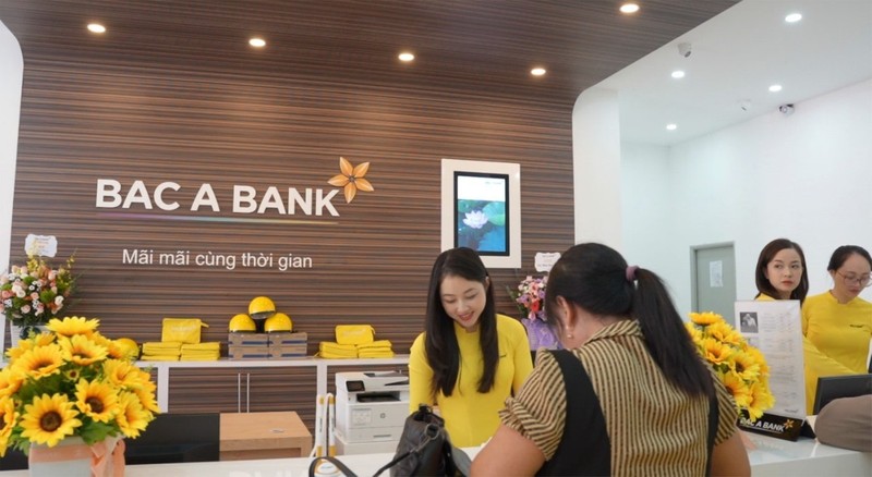 Đông đảo khách hàng đến giao dịch trong ngày khai trương z4910083848619_1325a835a7081defed90f57947eec75a-min.jpg