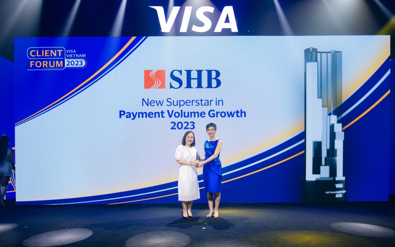 Đại diện SHB (bên trái) nhận giải thưởng “Ngôi sao tăng trưởng thẻ năm 2023” của VISA trao tặng ANH 1 (4).jpg