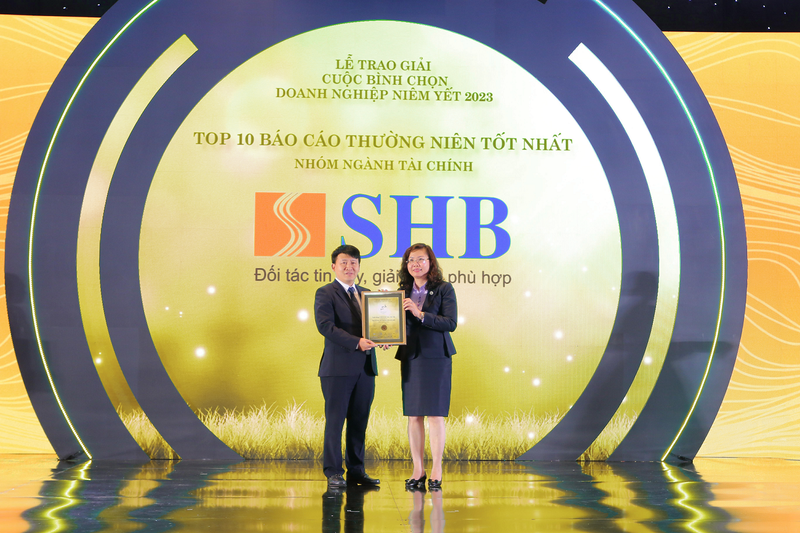 Đại diện SHB nhận giải thưởng từ BTC.png