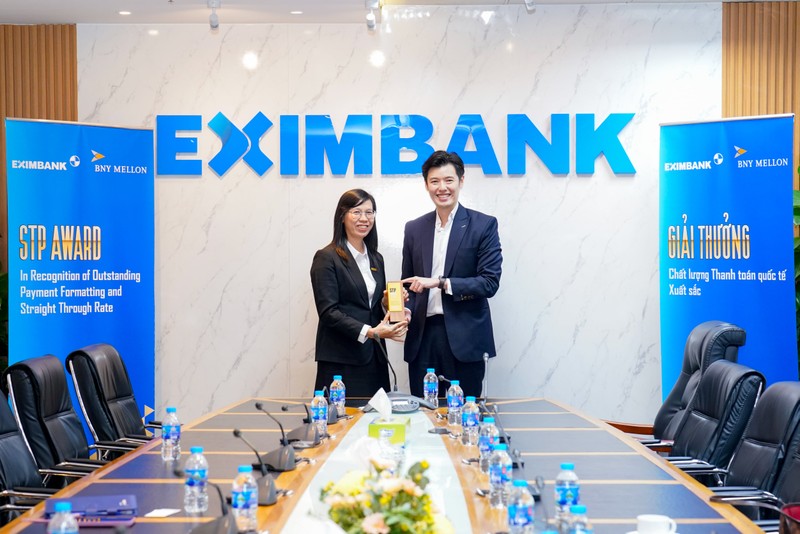 Bà Nguyễn Thị Hồng Phúc - Phó Giám đốc phụ trách khối Vận hành nhận giải STP từ Ông Terence Tan - Giám đốc Chiến lược Bán hàng và Tăng trưởng khu vực Châu Á – Thái Bình Dương của Bank of New York Mellon. c-phuc-nhan-giai-min-8691.jpg