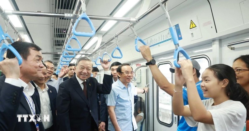 Tổng Bí thư Tô Lâm đi tàu Metro số 1 Thành phố Hồ Chí Minh và trò chuyện với người dân. (Ảnh: Thống Nhất/TTXVN)