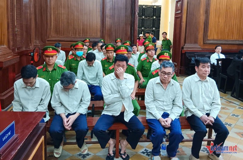 Các bị cáo tại tòa. Ảnh: TP Chu tich An Giang hau toa.jpg