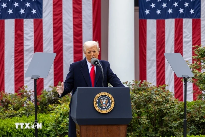 Tổng thống Mỹ Donald Trump phát biểu tại Nhà Trắng ở Washington, D.C. (Ảnh: THX/TTXVN) tong-thong-trump-1004.jpg