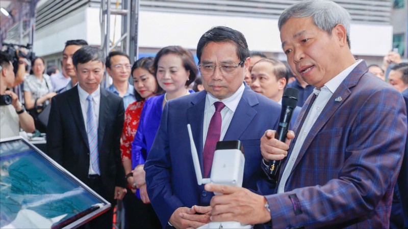 Thủ tướng thăm gian triển lãm của Tập đoàn CMC.
