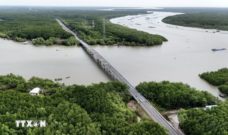 Đường Rừng Sác xuyên rừng ngập mặn dài 36,5 km, rộng 30m, có tổng đầu tư hơn 1.500 tỷ đồng được ví đẹp như tranh vẽ, như điểm nhấn của huyện Cần Giờ, TP.HCM. Ảnh: TTXVN. Ảnh màn hình 2025-05-09 lúc 06.59.55.png