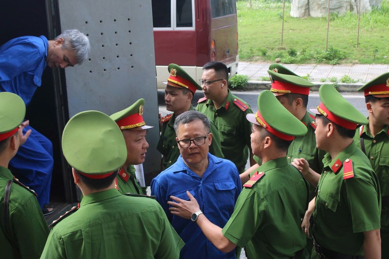 Chủ tịch Công ty Thái Dương Đoàn Văn Huấn được cảnh sát dẫn giải đến phiên xử. Ảnh: Quỳnh An. Toa vu Thai Duong.jpg