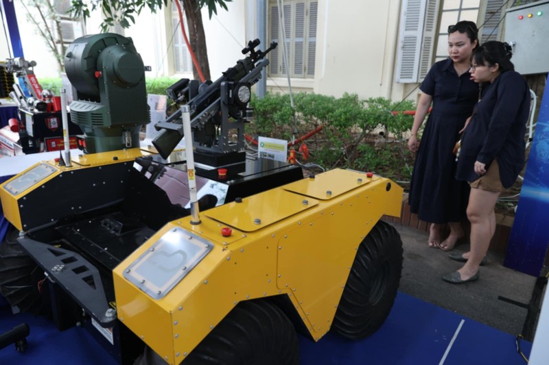 Robot tự hành của Học viện Kỹ thuật quân sự tại Triển lãm KHCN10.jpg