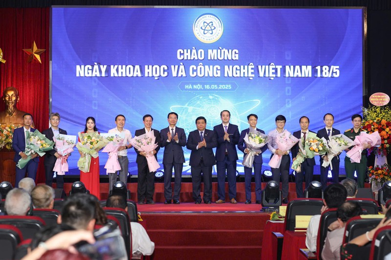 Các nhà khoa học và doanh nghiệp được tôn vinh vì những thành tựu đóng góp cho KHCN, ĐMST Việt Nam. KHCN11.jpg