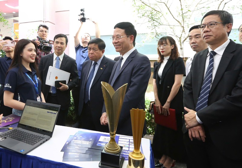 Phó Thủ tướng Chính phủ Nguyễn Chí Dũng và Bộ trưởng Bộ KH&CN Nguyễn Mạnh Hùng thăm gian hàng giới thiệu sản phẩm và giải pháp công nghệ của các doanh nghiệp Việt Nam. KHCN2.jpg