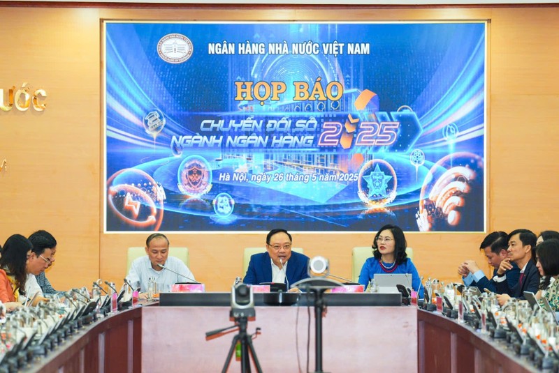 Ông Phạm Anh Tuấn (giữa) tại họp báo giới thiệu sự kiện Chuyển đổi số ngân hàng 2025 ngày 26/5. Ảnh: NHNN 26-5 NHNN.jpg