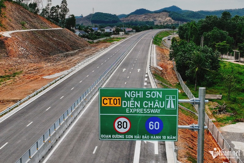 Một tấm biển trên tuyến cao tốc Sơn Hải thi công có dòng chữ "bảo hành 10 năm". Ảnh: Hoàng Hà 28-5 w-nghi-son-dien-chau-27-22698-92355.jpg