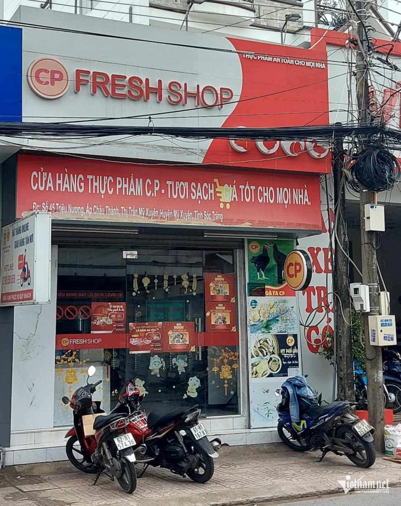 Đoàn kiểm tra liên ngành đến kiểm tra cửa hàng Fresh Shop của C.P. Việt Nam tại Mỹ Xuyên (Sóc Trăng). Ảnh: Trần Tuyên 30-5 CP1.png