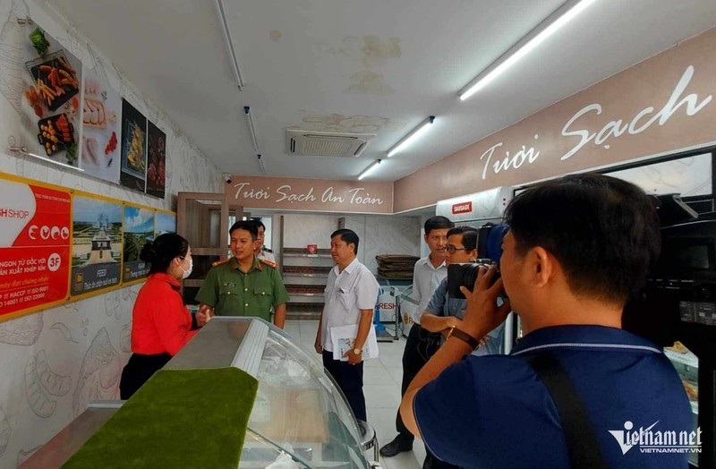 Tại thời điểm kiểm tra, cửa hàng vắng khách. Có 3 người, gồm 2 nhân viên và 1 quản lý đang làm việc. Ảnh: Trần Tuyên 30-5 CP2.png