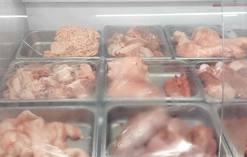 Các loại thịt lợn được bày trong tủ. Ảnh: Trần Tuyên 30-5 CP3.png