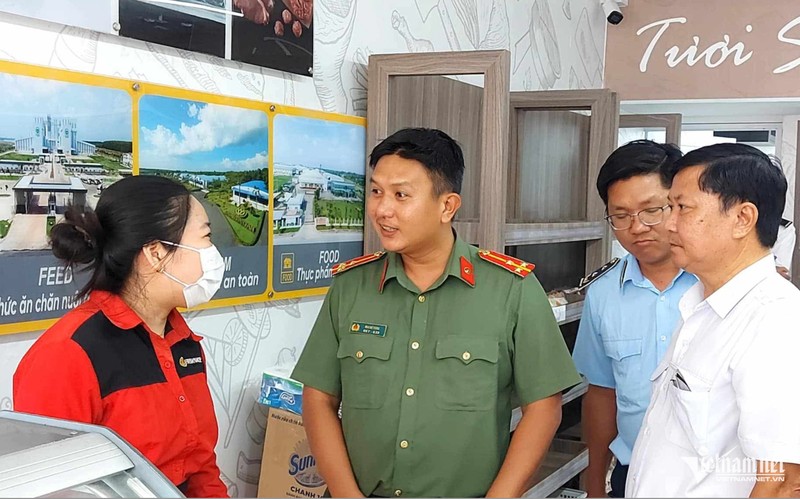 Cơ quan chức năng cũng tiến hành kiểm tra giấy phép kinh doanh, hồ sơ kiểm dịch. Ảnh: Trần Tuyên 30-5 CP4.png