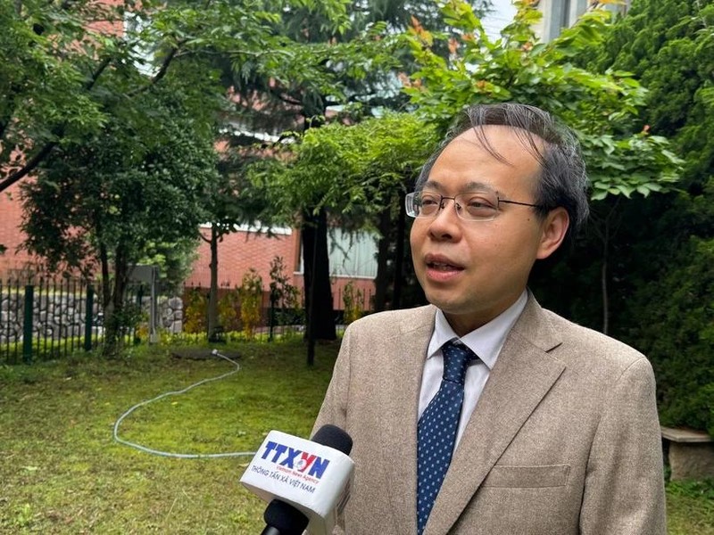 Giáo sư Phạm Nam Hải, Phó Chủ nhiệm Khoa Điện tử, Học viện Khoa học Tokyo, trả lời phỏng vấn phóng viên. (Ảnh: Phạm Tuân/TTXVN) 4-6 pham-nam-hai-resize.jpg